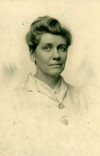 Linda Eastman, 1900